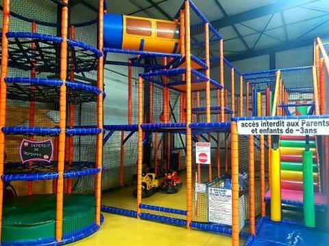 Parc de loisirs avec activité legos geants pour enfants