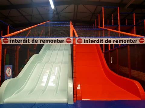 Parc de loisirs en intérieur avec activité legos geants pour enfants